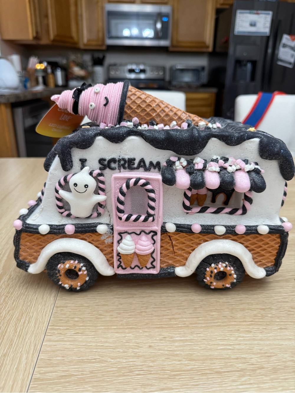 Scream Ice Cream Truck - Pink & Black Decor